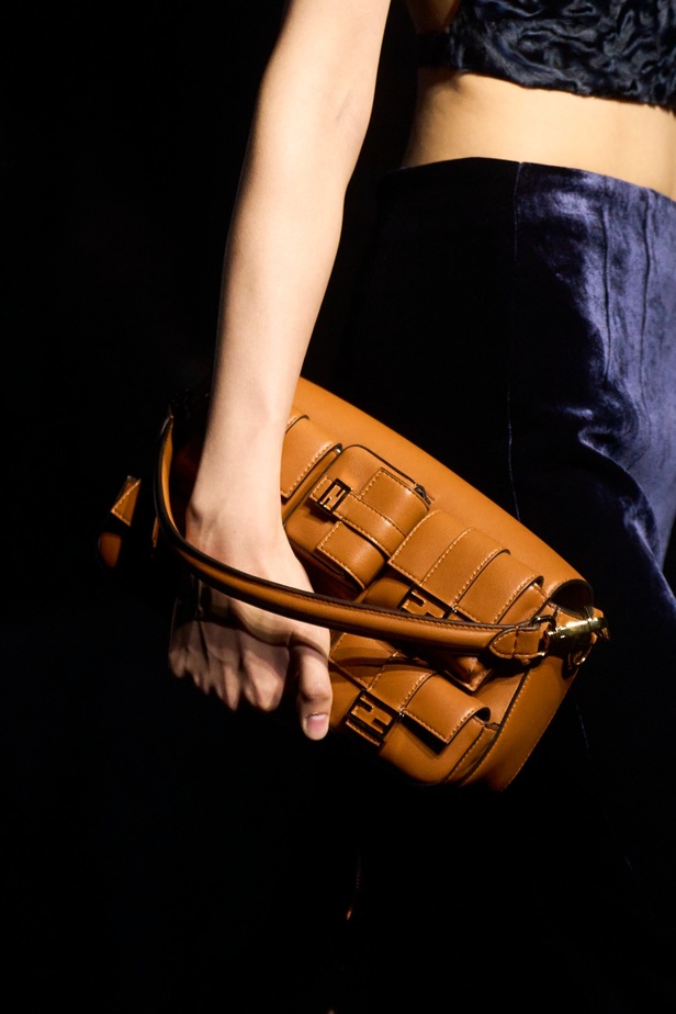 دار Fendi تستكشف الكلاسيكية والأناقة بأسلوب جديد وتقدّم البانك بلمسة راقية