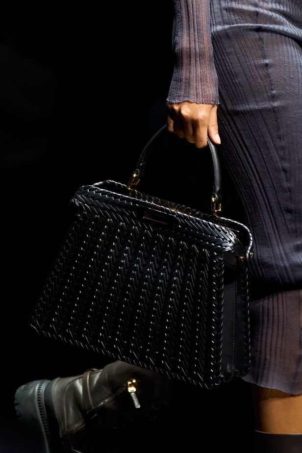 دار Fendi تستكشف الكلاسيكية والأناقة بأسلوب جديد وتقدّم البانك بلمسة راقية