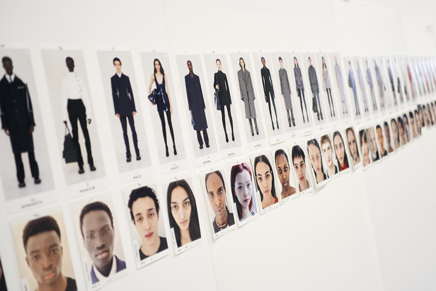 مجموعة فيراغامو لخريف 2023 اطلالات مونوكروم أنيقة وعصرية 