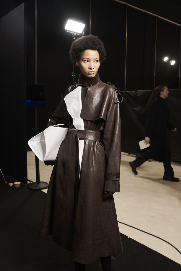 مجموعة فيراغامو لخريف 2023 اطلالات مونوكروم أنيقة وعصرية 