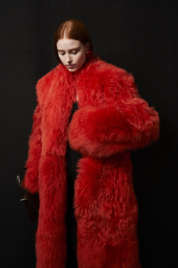 مجموعة فيراغامو لخريف 2023 اطلالات مونوكروم أنيقة وعصرية 