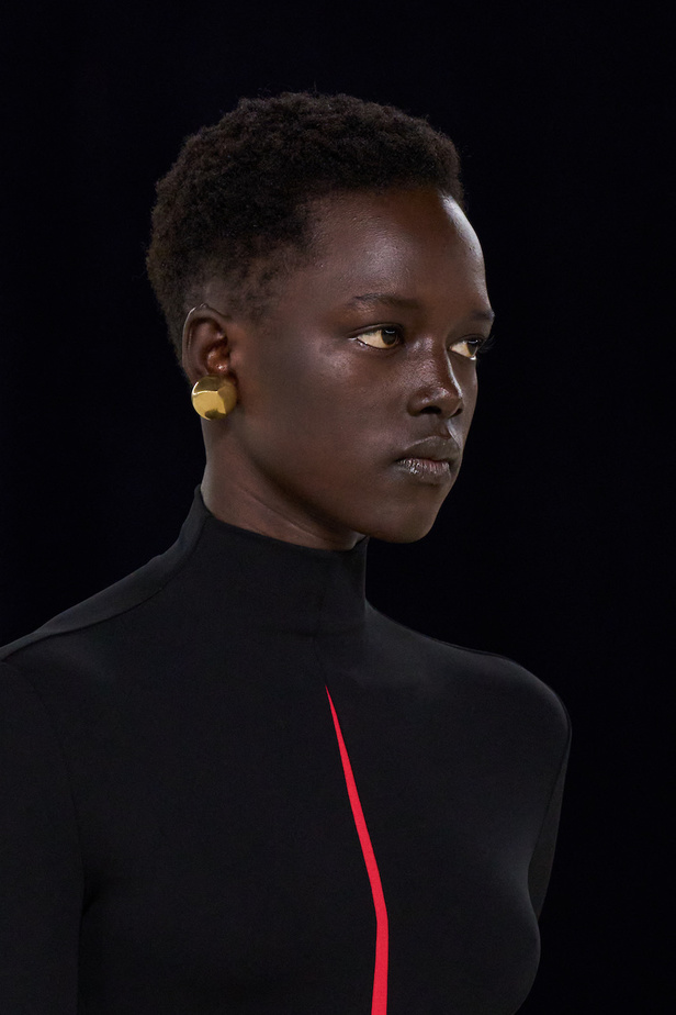 مجموعة فيراغامو لخريف 2023 اطلالات مونوكروم أنيقة وعصرية 