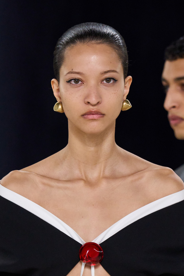 مجموعة فيراغامو لخريف 2023 اطلالات مونوكروم أنيقة وعصرية 