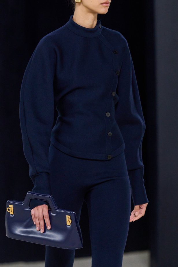 مجموعة فيراغامو لخريف 2023 اطلالات مونوكروم أنيقة وعصرية 