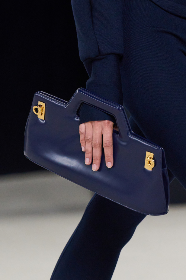 مجموعة فيراغامو لخريف 2023 اطلالات مونوكروم أنيقة وعصرية 