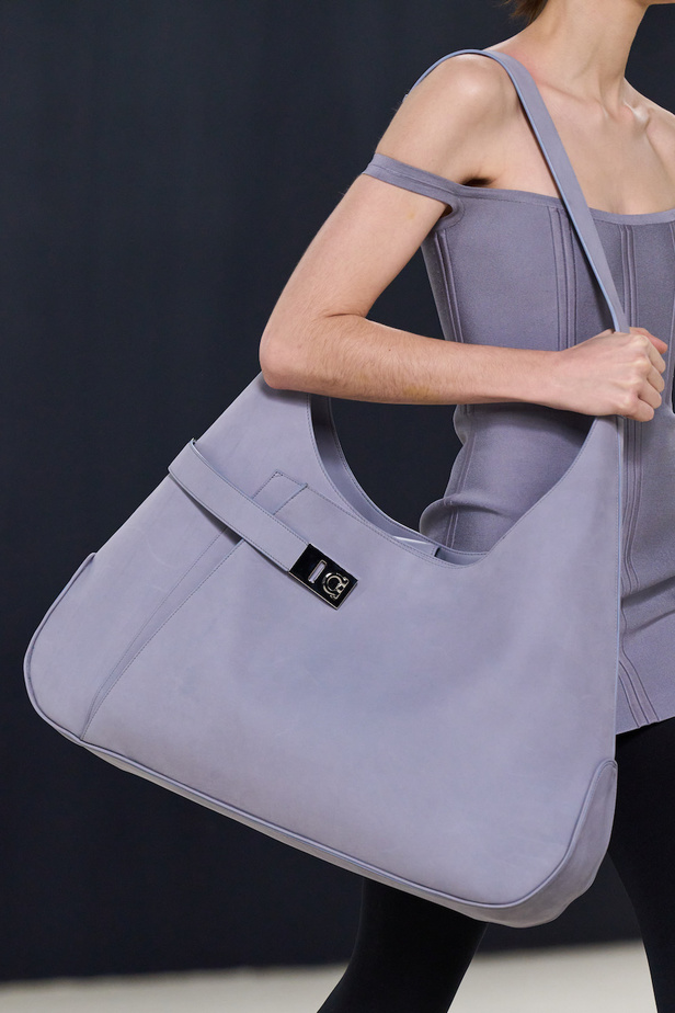 مجموعة فيراغامو لخريف 2023 اطلالات مونوكروم أنيقة وعصرية 