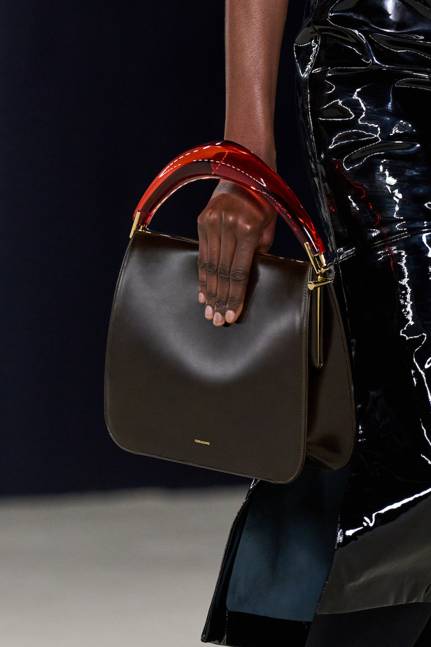 مجموعة فيراغامو لخريف 2023 اطلالات مونوكروم أنيقة وعصرية 