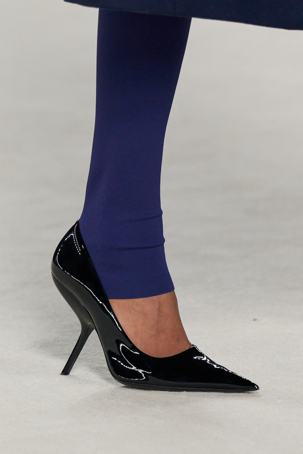 مجموعة فيراغامو لخريف 2023 اطلالات مونوكروم أنيقة وعصرية 