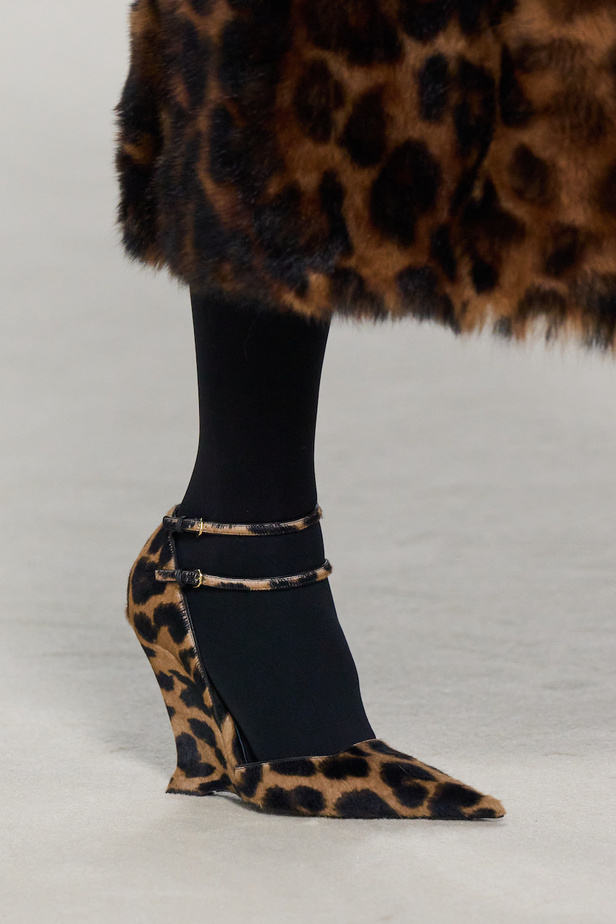 مجموعة فيراغامو لخريف 2023 اطلالات مونوكروم أنيقة وعصرية 