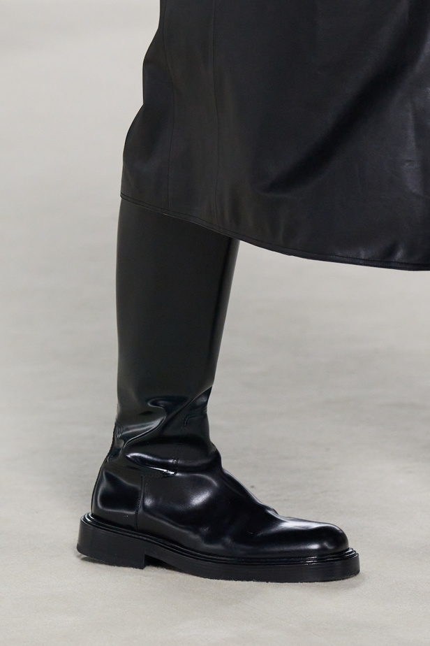 مجموعة فيراغامو لخريف 2023 اطلالات مونوكروم أنيقة وعصرية 