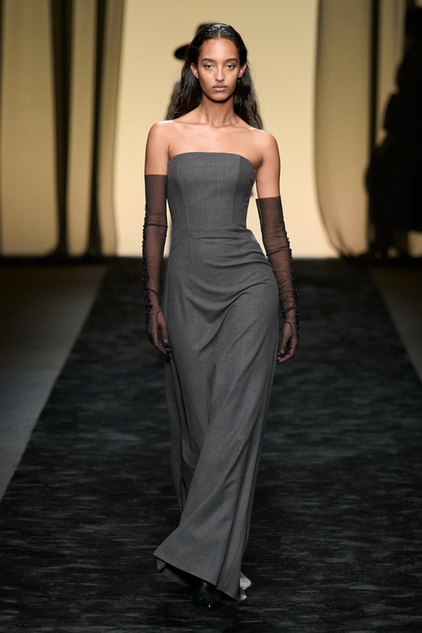  عرض Alberta Ferretti لخريف وشتاء 2023-2024