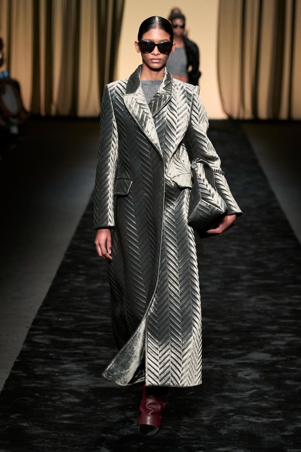  عرض Alberta Ferretti لخريف وشتاء 2023-2024