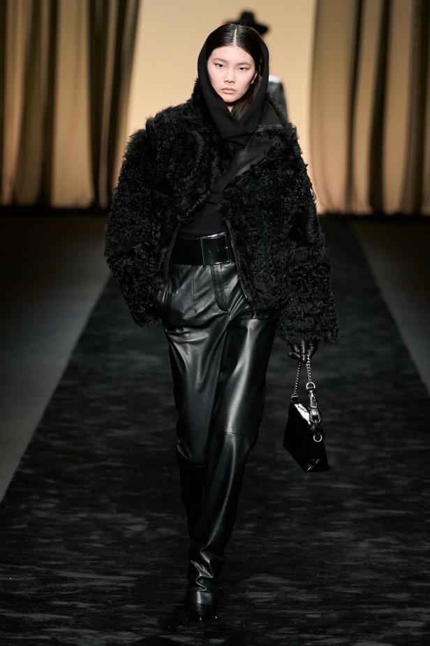  عرض Alberta Ferretti لخريف وشتاء 2023-2024