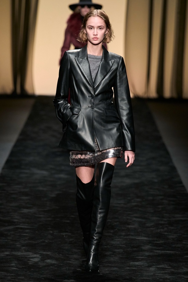  عرض Alberta Ferretti لخريف وشتاء 2023-2024