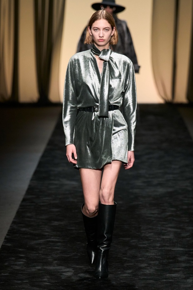  عرض Alberta Ferretti لخريف وشتاء 2023-2024