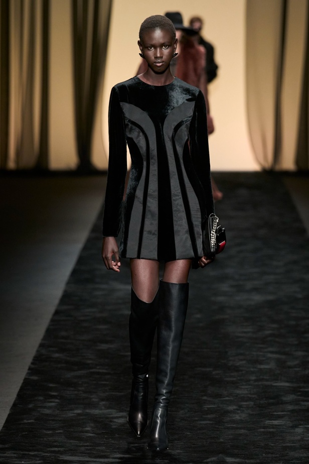  عرض Alberta Ferretti لخريف وشتاء 2023-2024