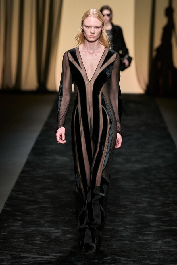  عرض Alberta Ferretti لخريف وشتاء 2023-2024