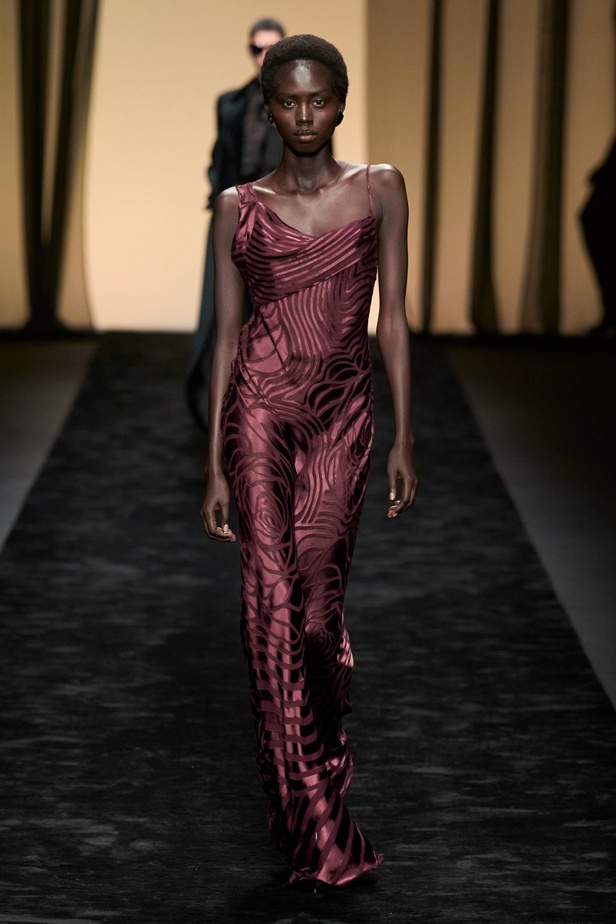  عرض Alberta Ferretti لخريف وشتاء 2023-2024