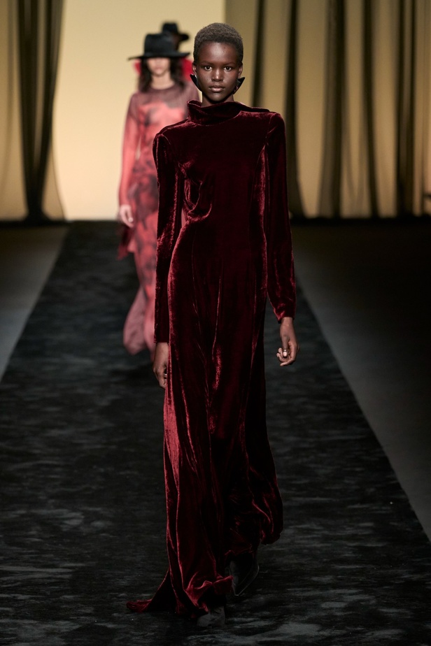  عرض Alberta Ferretti لخريف وشتاء 2023-2024