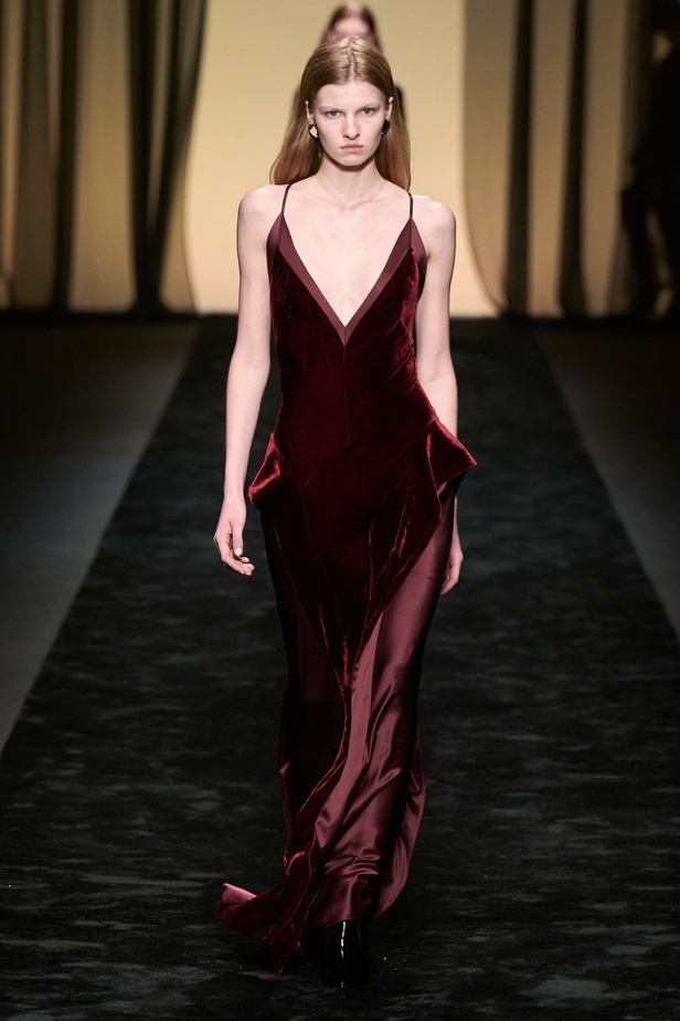  عرض Alberta Ferretti لخريف وشتاء 2023-2024