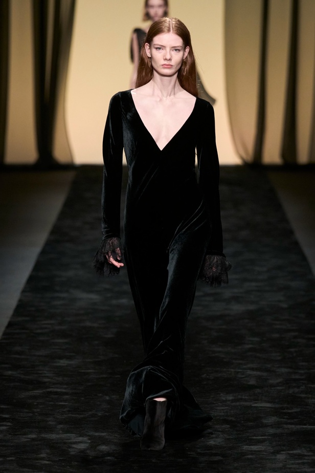  عرض Alberta Ferretti لخريف وشتاء 2023-2024