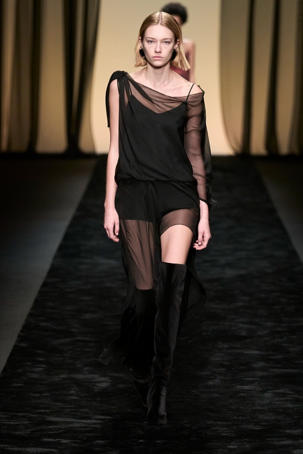  عرض Alberta Ferretti لخريف وشتاء 2023-2024