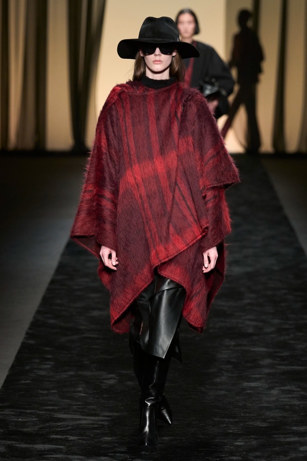  عرض Alberta Ferretti لخريف وشتاء 2023-2024