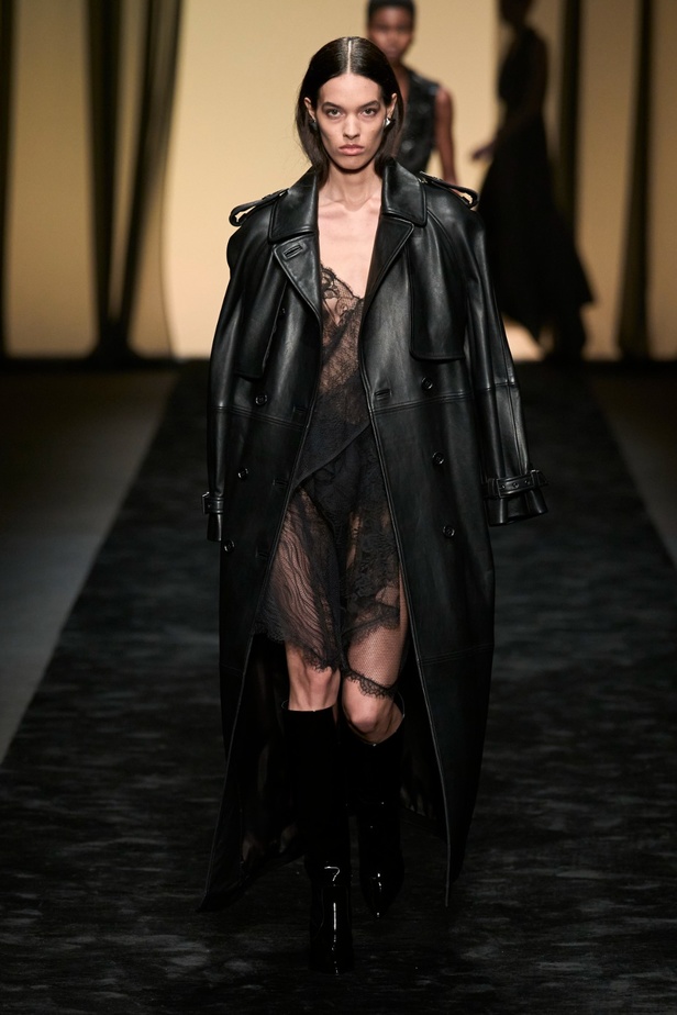  عرض Alberta Ferretti لخريف وشتاء 2023-2024