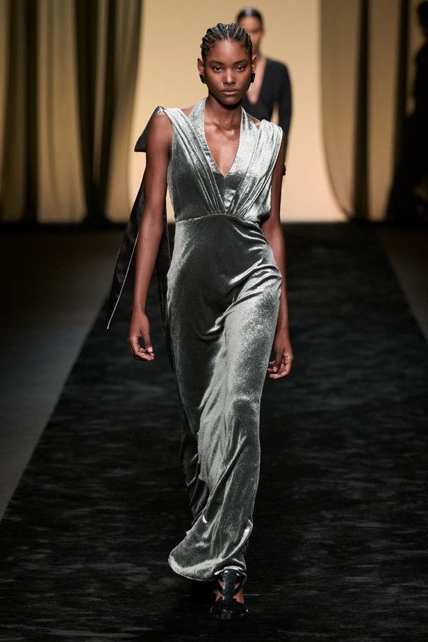  عرض Alberta Ferretti لخريف وشتاء 2023-2024