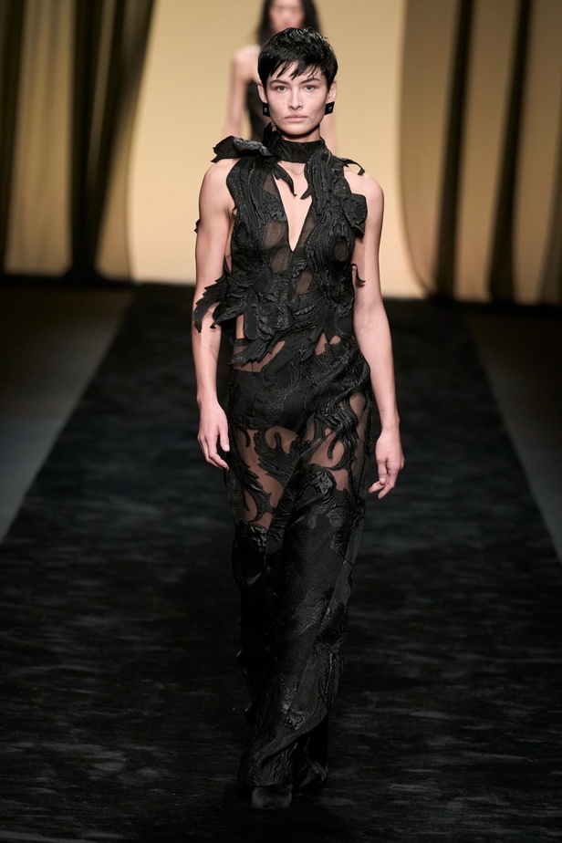  عرض Alberta Ferretti لخريف وشتاء 2023-2024