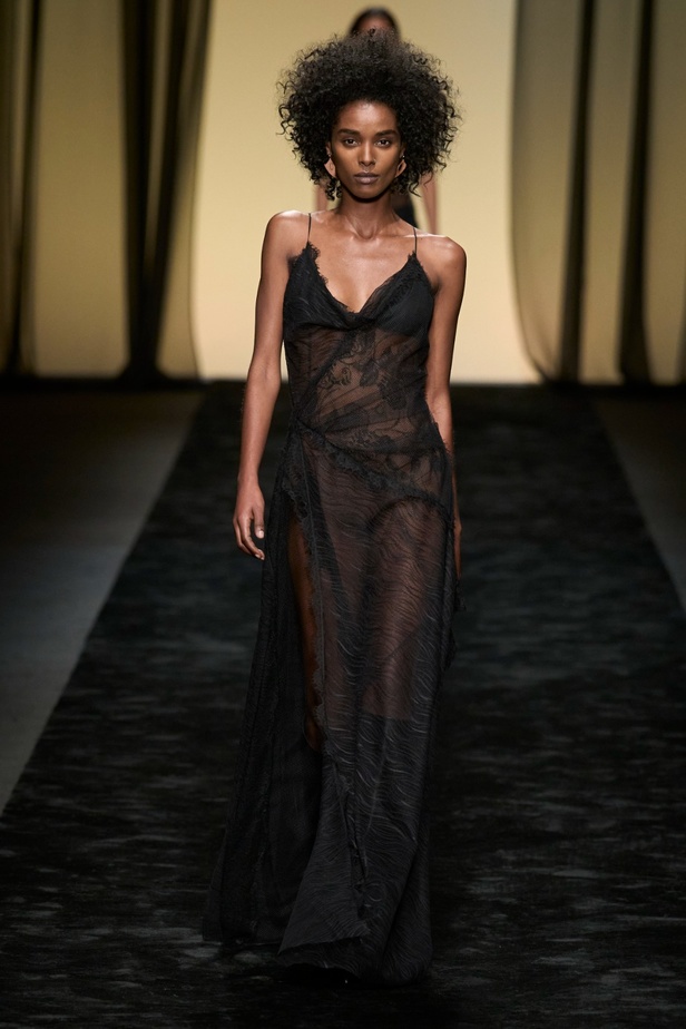  عرض Alberta Ferretti لخريف وشتاء 2023-2024