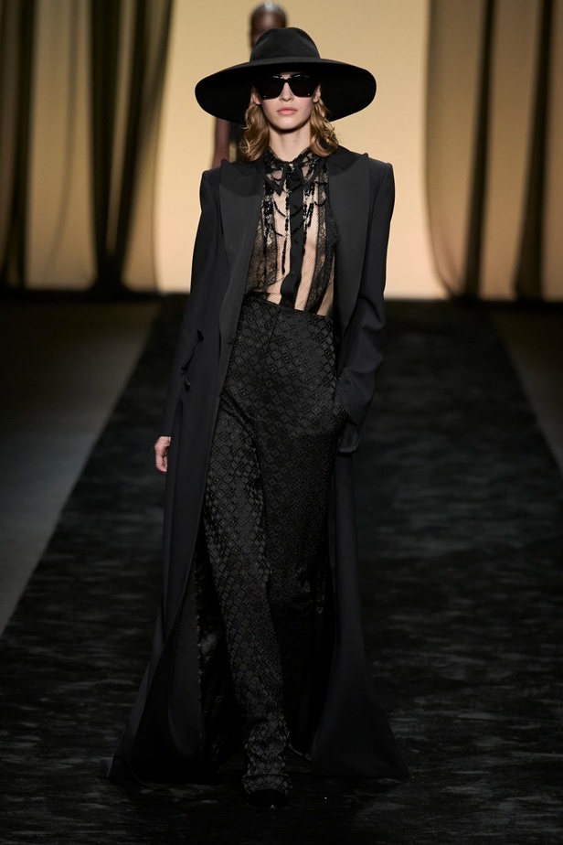  عرض Alberta Ferretti لخريف وشتاء 2023-2024