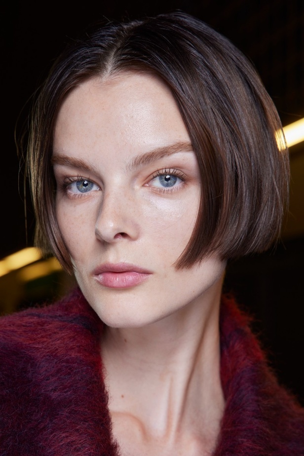 اطلالات جمالية من عرض Alberta Ferretti لخريف وشتاء 2023-2024