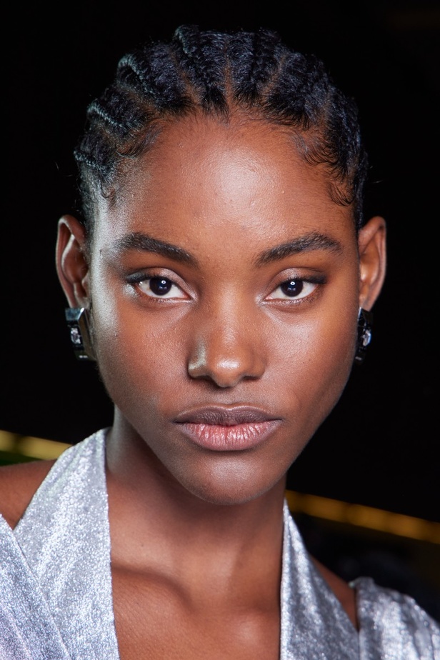 اطلالات جمالية من عرض Alberta Ferretti لخريف وشتاء 2023-2024