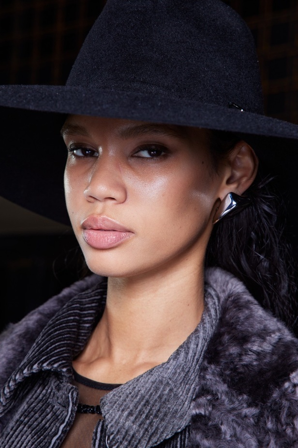 اطلالات جمالية من عرض Alberta Ferretti لخريف وشتاء 2023-2024