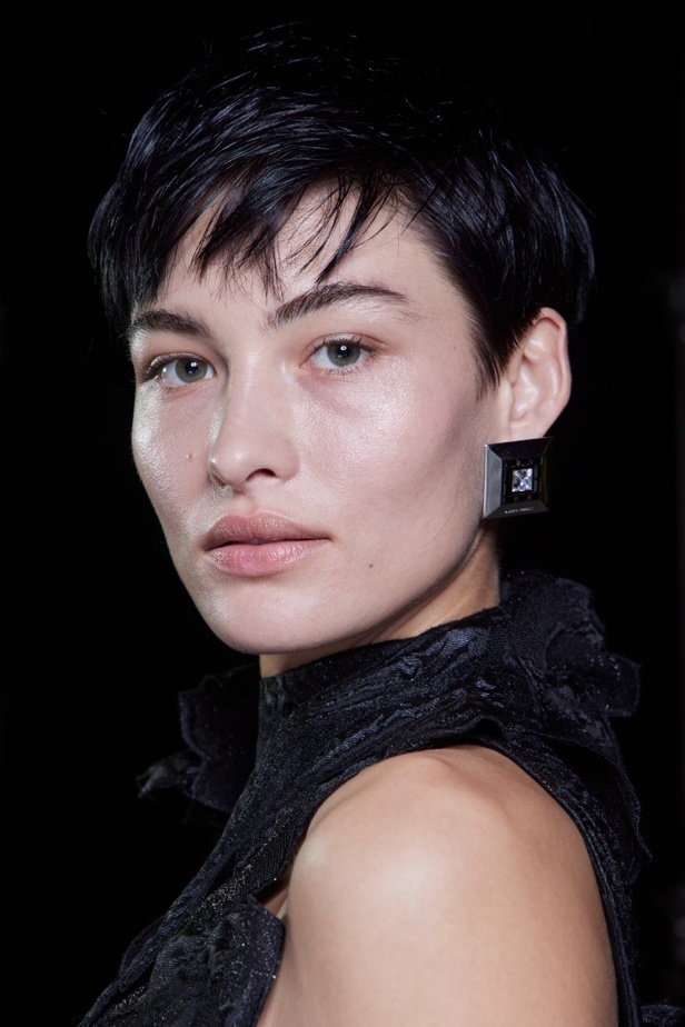 اطلالات جمالية من عرض Alberta Ferretti لخريف وشتاء 2023-2024