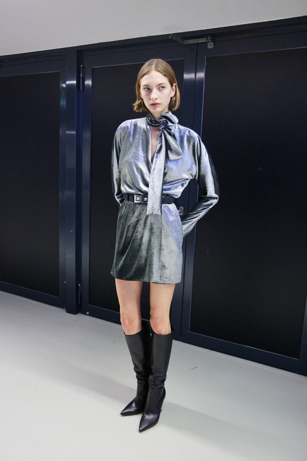 الأنوثة تمتزج بالقوّة في عرض Alberta Ferretti لخريف وشتاء 2023-2024