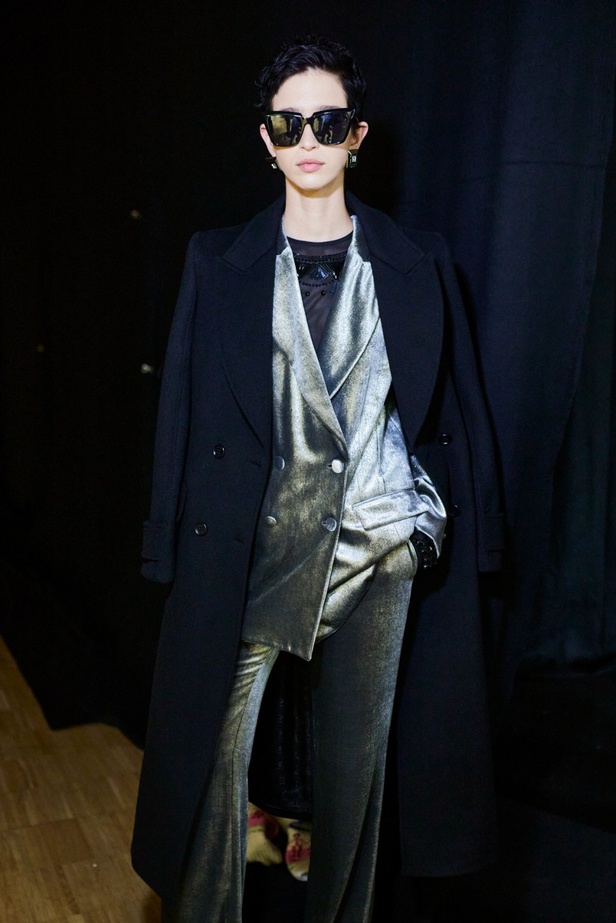 الأنوثة تمتزج بالقوّة في عرض Alberta Ferretti لخريف وشتاء 2023-2024