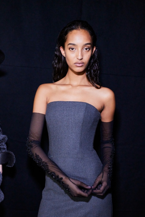 الأنوثة تمتزج بالقوّة في عرض Alberta Ferretti لخريف وشتاء 2023-2024