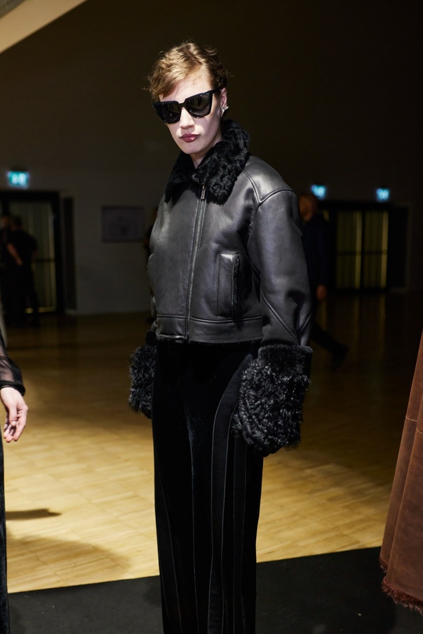 الأنوثة تمتزج بالقوّة في عرض Alberta Ferretti لخريف وشتاء 2023-2024