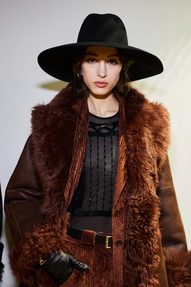 الأنوثة تمتزج بالقوّة في عرض Alberta Ferretti لخريف وشتاء 2023-2024