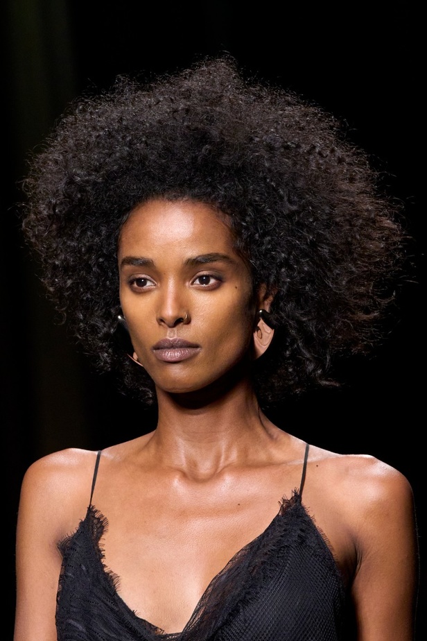 اطلالات جمالية من عرض Alberta Ferretti لخريف وشتاء 2023-2024