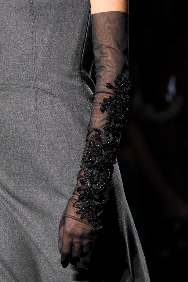 الأنوثة تمتزج بالقوّة في عرض Alberta Ferretti لخريف وشتاء 2023-2024