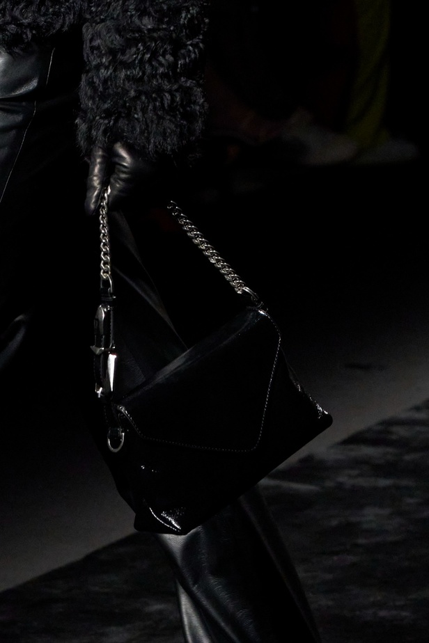 الأنوثة تمتزج بالقوّة في عرض Alberta Ferretti لخريف وشتاء 2023-2024