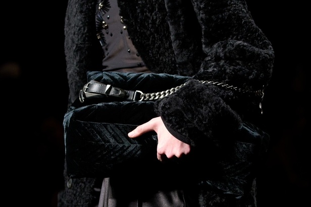 الأنوثة تمتزج بالقوّة في عرض Alberta Ferretti لخريف وشتاء 2023-2024