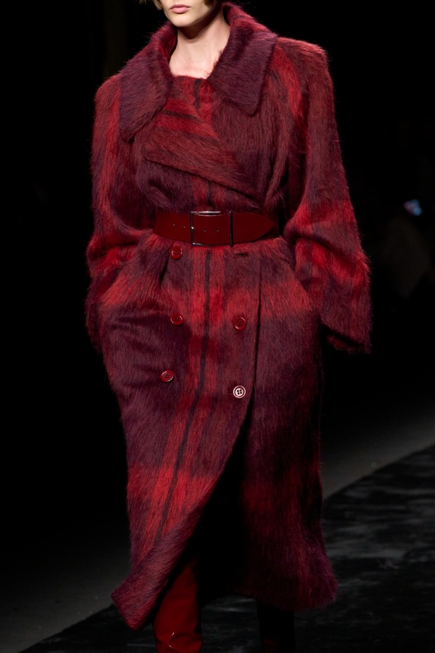 الأنوثة تمتزج بالقوّة في عرض Alberta Ferretti لخريف وشتاء 2023-2024