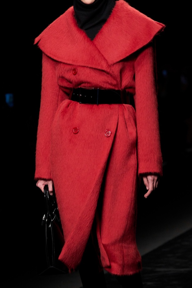 الأنوثة تمتزج بالقوّة في عرض Alberta Ferretti لخريف وشتاء 2023-2024