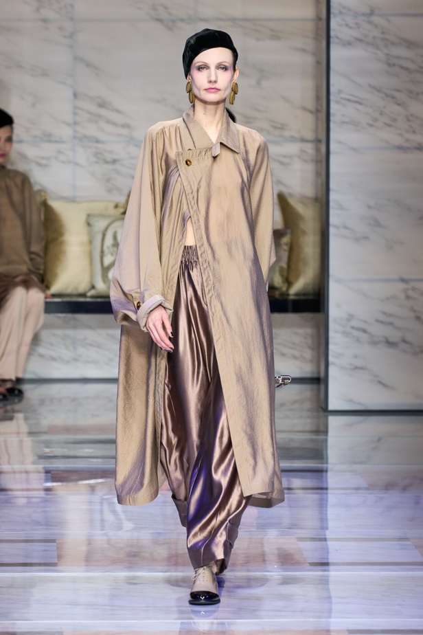 ألوان ترابية محايدة تزيّن تصاميم Giorgio Armani لموسم خريف وشتاء 2024