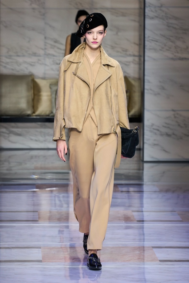 ألوان ترابية محايدة تزيّن تصاميم Giorgio Armani لموسم خريف وشتاء 2024