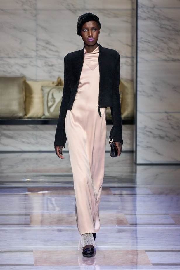 ألوان ترابية محايدة تزيّن تصاميم Giorgio Armani لموسم خريف وشتاء 2024